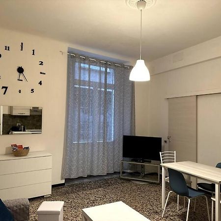 Ridi Che Ti Passa In Vico Del Fieno Lägenhet Genua Exteriör bild