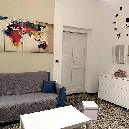Ridi Che Ti Passa In Vico Del Fieno Lägenhet Genua Exteriör bild