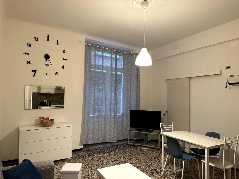 Ridi Che Ti Passa In Vico Del Fieno Lägenhet Genua Exteriör bild