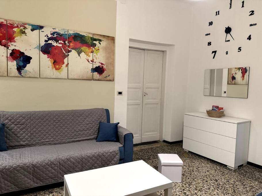 Ridi Che Ti Passa In Vico Del Fieno Lägenhet Genua Exteriör bild