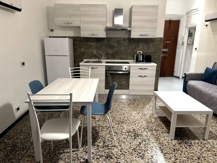 Ridi Che Ti Passa In Vico Del Fieno Lägenhet Genua Exteriör bild